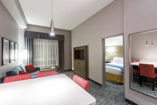 جناح بسريرين كوين بغرفة نوم واحدة، Holiday Inn Express Suites Riverport 1/3