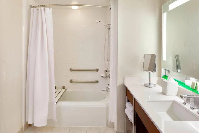 غرفة كبيرة ركنية بسرير كينج بحوض استحمام لذوي الإعاقة، Renaissance Nashville Hotel 2/7