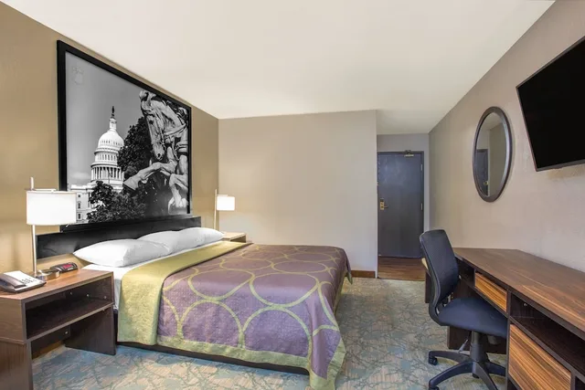 غرفة بسرير كينج للمدخنين، Super 8 by Wyndham Waldorf 1/2