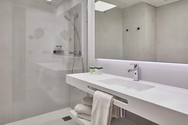 غرفة قياسية ثلاثية، Silken Amara Plaza 2/2