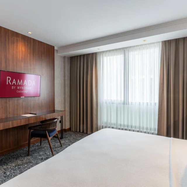 غرفة بسرير كينج لذوي الإعاقة، Ramada by Wyndham Gaziantep 7/8