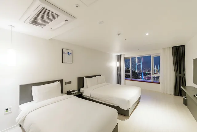 Bridge, Cruise, Ocean, Twin Beds, 1 Double and 1 Single Bed, Pool Access، Hotel Haven 1/7