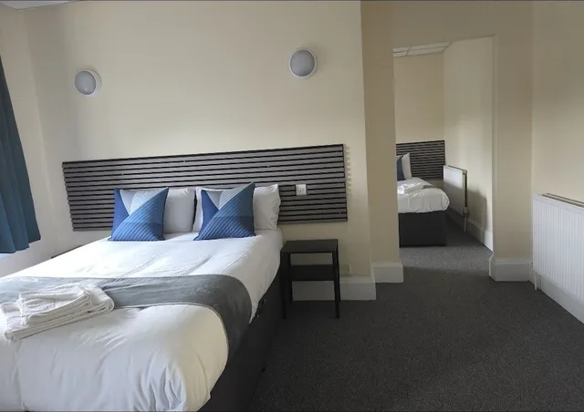 غرفة عائلية رباعية بسرير مزدوج وسريرين منفصلين، Devonshire House Hotel 2/4