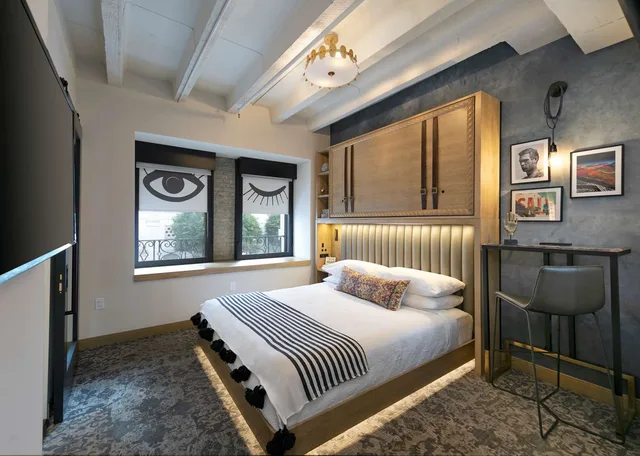 Skyline, Urban, King Bed, City View، The Wayfarer Downtown LA Tapestry Collection by Hilton 1/5