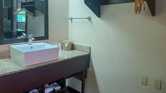 Deluxe, King Bed, Motel 6 Atlanta Smyrna / Ballpark 9/10