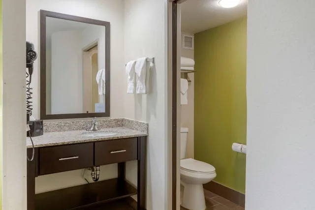 جناح بسرير كوين، Sleep Inn Ontario 8/8