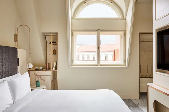 Deluxe, King Bed, Andaz Prague 3/6