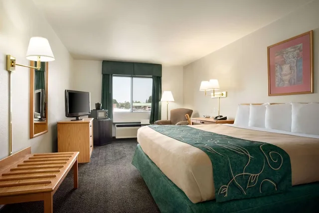 غرفة بسرير كينج، Travelodge By Wyndham Cheyenne 1/3