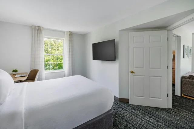 جناح بسرير كوين بغرفتي نوم مع أريكة، TownePlace Suites Manchester-Boston Regional Airport 1/3