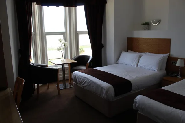 غرفة سوبيريور ثلاثية بسرير مزدوج وسرير فردي بإطلالة على البحر، Four Saints Brig Y Don Hotel 3/7