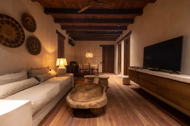جناح ديلوكس بسرير كينج وسريرين كوين مع أريكة، Makani Luxury Wanderlust 4/5