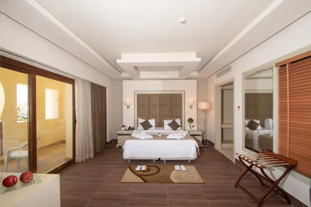 Junior Suite, Deluxe, Beach Front, Sofa، Charmillion Club Resort 3/6