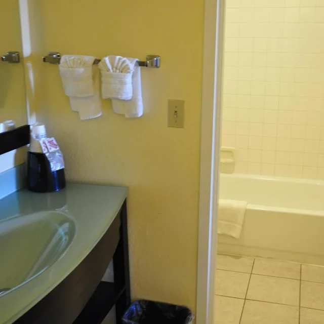 1 King Bed - Mobility Access RI Shwr Smk، Motel6 Little Rock, AR - Airport 8/8