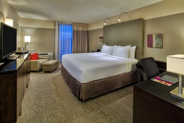 غرفة ديلوكس بسرير مزدوج، Crowne Plaza Chicago West Loop 2/2