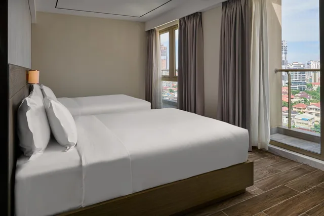 2 Bedrooms, Loft, Deluxe, Oakwood Premier Phnom Penh 2/4