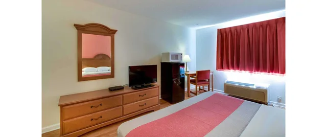1 King Bed - Mobility Accessible Ri Shower Nsmk، Motel6 Hinesville, GA 4/9