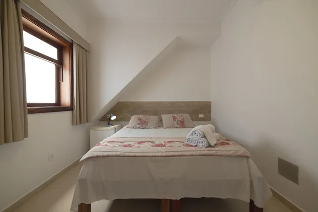 غرفة قياسية ثلاثية بسرير مزدوج وسرير فردي، POUSADA VILA DO PORTO 4/7