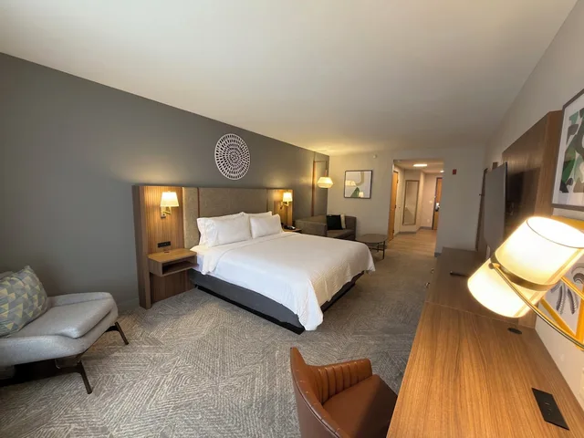 غرفة قياسية بسرير كينج مع أريكة، Holiday Inn Midland 1/8