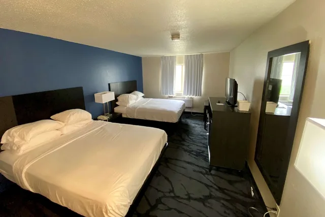 غرفة بسريرين كوين، Baymont Inn and Suites by Wyndham Swanton/Toledo Airport 1/3