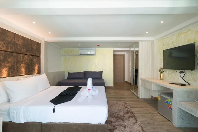 غرفة ديلوكس ثلاثية بسرير كينج وسرير فردي بإطلالة على البحر بشرفة، Destinaation Patong Boutique By The Sea 4/7