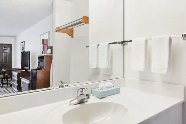 Room, King Bed, Days Inn by Wyndham Oneonta AL 4/4