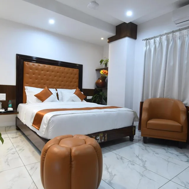 Executive, King Bed, Hotel Loksagar 2/5