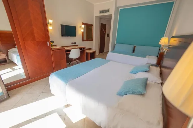 Comfort, 1 Queen and 1 Single Bed, Balcony, Hotel Le Palme 2/3