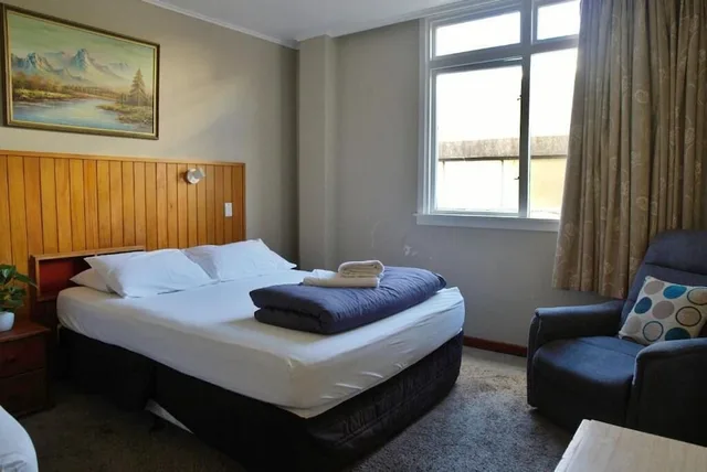 Suite, 1 Double and 1 Single Bed, Queen Bed, Annex, Ariki Backpackers 2/10
