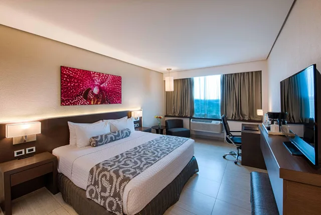 غرفة بسرير كينج بإطلالة على المسبح، Crowne Plaza Airport Panama 2/4