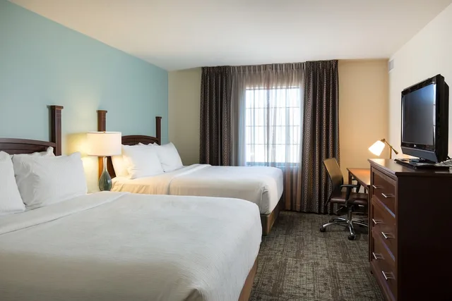 جناح بسريرين كوين بغرفة نوم واحدة بمطبخ، Staybridge Suites Toledo - Maumee 1/3