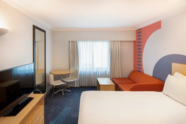 Room, Queen Bed, ibis Styles Sydney Central 4/10