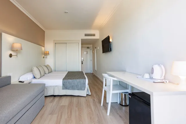 غرفة بسرير مزدوج بإطلالة على البحر، Minura Sur Menorca 7/10