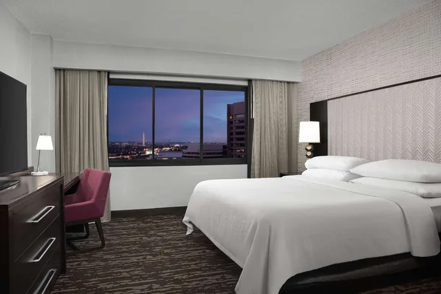 1 Bedroom, Suite, King Bed, Statue View، Embassy Suites By Hilton Crystal City National Airport 3/5