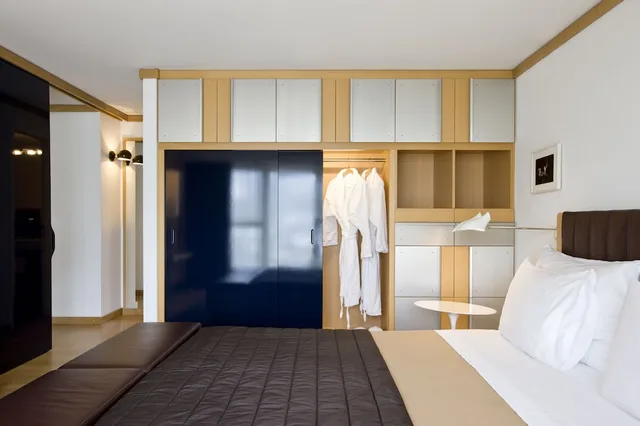 Panoramic, Suite, King Bed, Mountain Side, Sofa، The Omnia 2/3