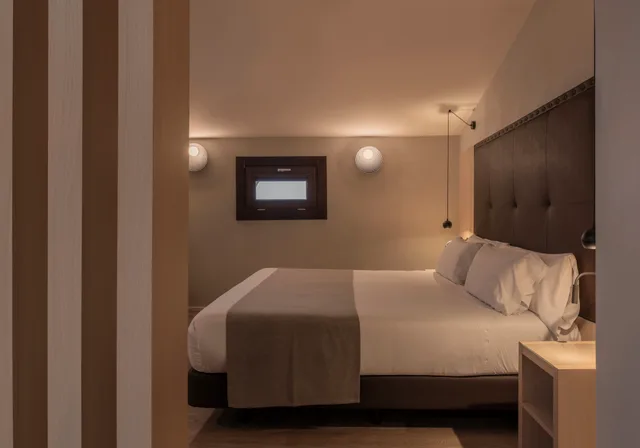 غرفة بريميوم بسرير كينج، Gran Hotel Barcino 4/10