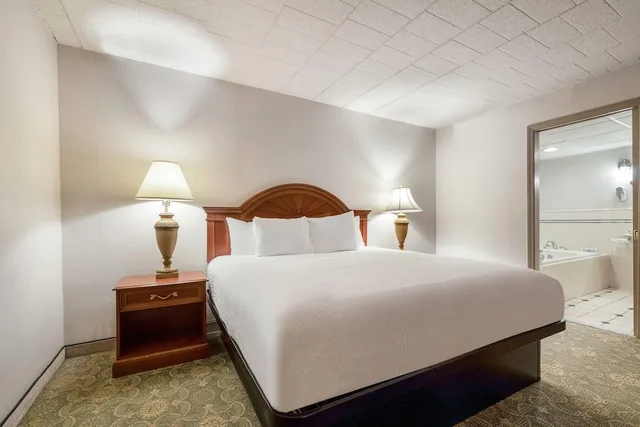 Suite, King Bed, No Window، Ramada by Wyndham State College Hotel & Conference Center 1/3