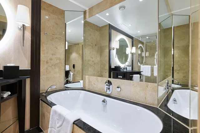 جناح بسرير كوين بشرفة مع أريكة، Hotel Ko59 Dusseldorf - Member of Hommage Luxury Hotels Collection 3/4