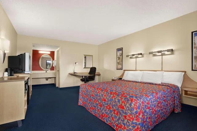 غرفة بسرير كينج، Days Inn by Wyndham Buena Park 3/3