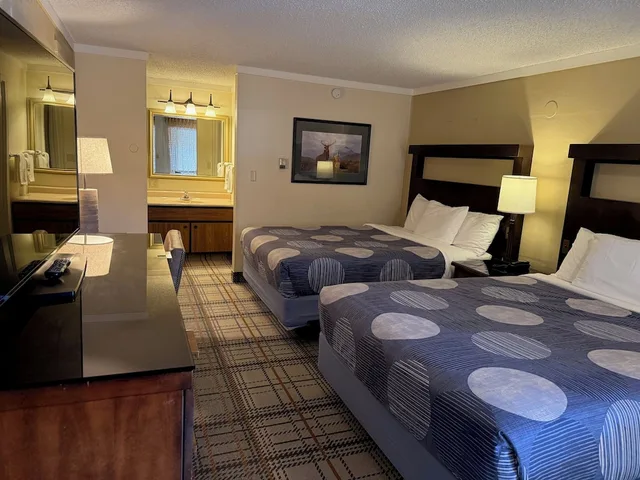 Deluxe, 2 Queen Beds, Snowshoe Motel 4/8