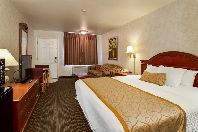 غرفة قياسية بسرير كينج مع أريكة، St George Inn Suites 1/10
