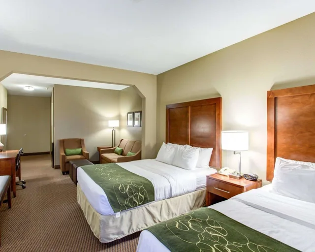Upgrade, Suite, 2 Queen Beds, Sofa, Accessible، Comfort Suites Crossville 1/9