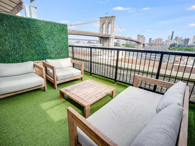 Premier, King Bed, Front Street View, Terrace، 33 Hotel, New York City, Seaport 2/2
