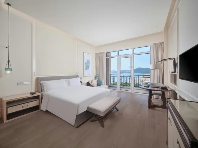 Deluxe, King Bed, Ocean View, Balcony, Hilton Dalian Golden Pebble Beach Resort 4/5