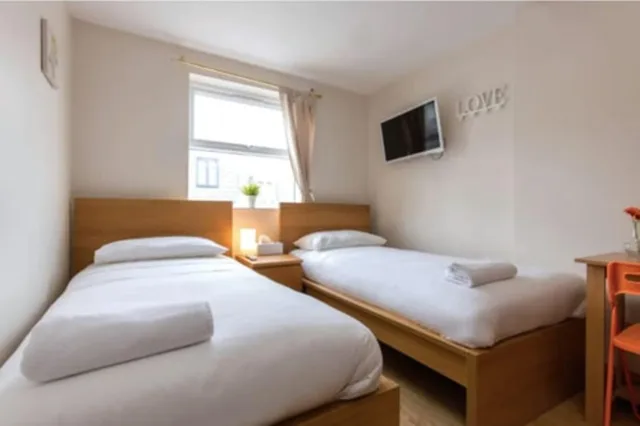 Room, Twin Beds, Portobello Rooms by PrimeCityHosts 1/1