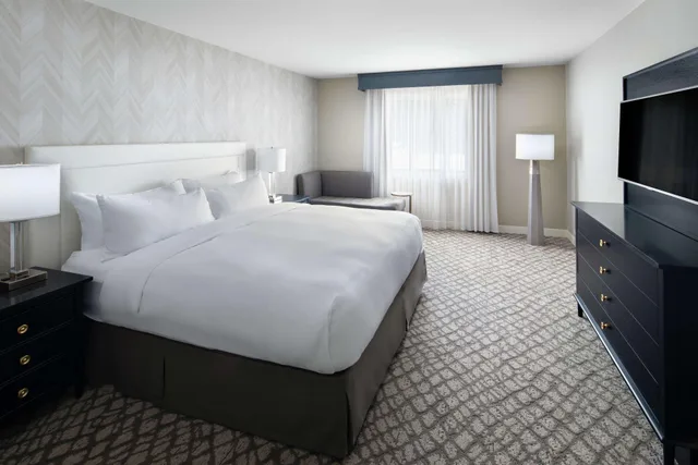 جناح بسرير كينج بغرفة نوم واحدة بمطبخ، DoubleTree Suites by Hilton Charlotte SouthPark 2/4