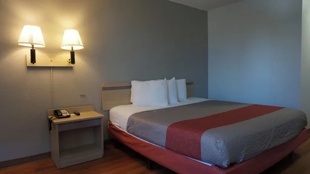 غرفة ديلوكس بسرير كينج لذوي الإعاقة، Motel6 Belmont, CA San Francisco Redwood City 4/5