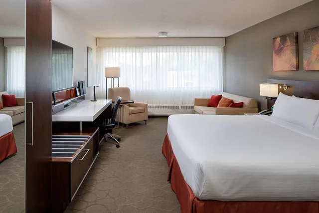 Deluxe, King Bed, Atrium Building، Delta Hotels By Marriott Calgary South 3/8