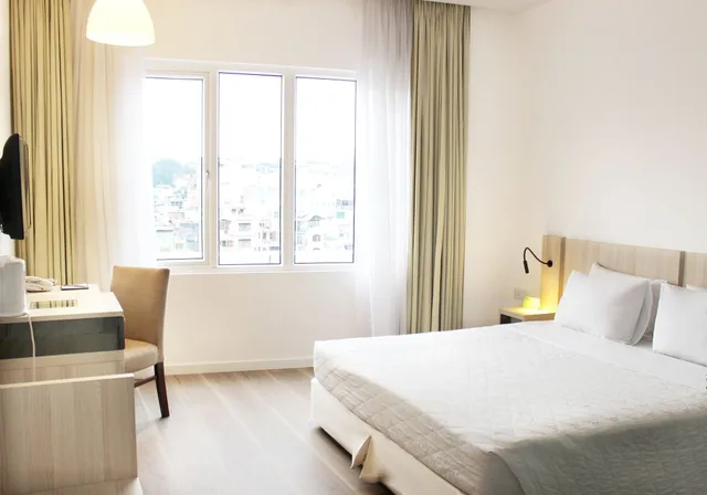 Premier, Deluxe, Twin Beds, Liberty Hotel Saigon Greenview 2/10