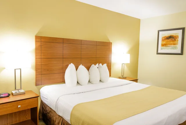 غرفة قياسية بسرير كينج للمدخنين، Best Western Kiva Inn 2/5