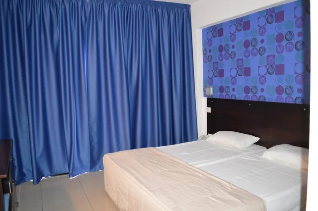 غرفة رباعية بسريرين مزدوجين بإطلالة جزئية على البحر، Les Palmiers Beach Hotel 2/3